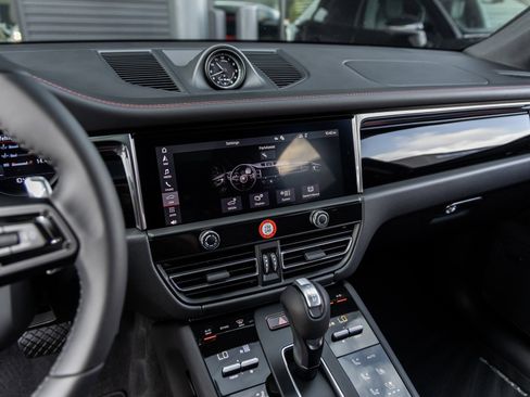 New 2026 Porsche Macan image 30