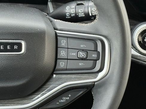 Used 2022 Jeep Wagoneer Series III w/ Premium Group I AWD/4WD image 32