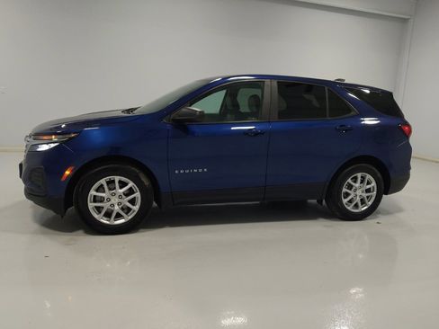 Used 2022 Chevrolet Equinox LS w/ LS Convenience Package image 2