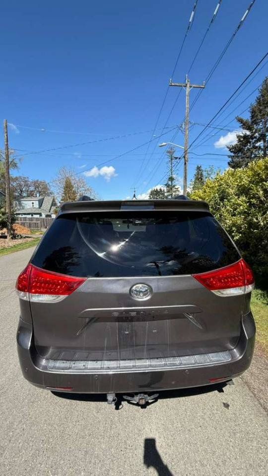 Used 2011 Toyota Sienna XLE w/ Premium Pkg FWD image 2