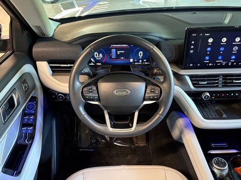 Used 2025 Ford Explorer Platinum w/ Ultimate Package AWD/4WD image 15
