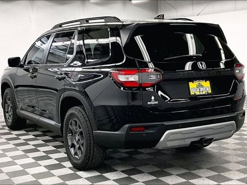 Used 2025 Honda Pilot TrailSport image 3