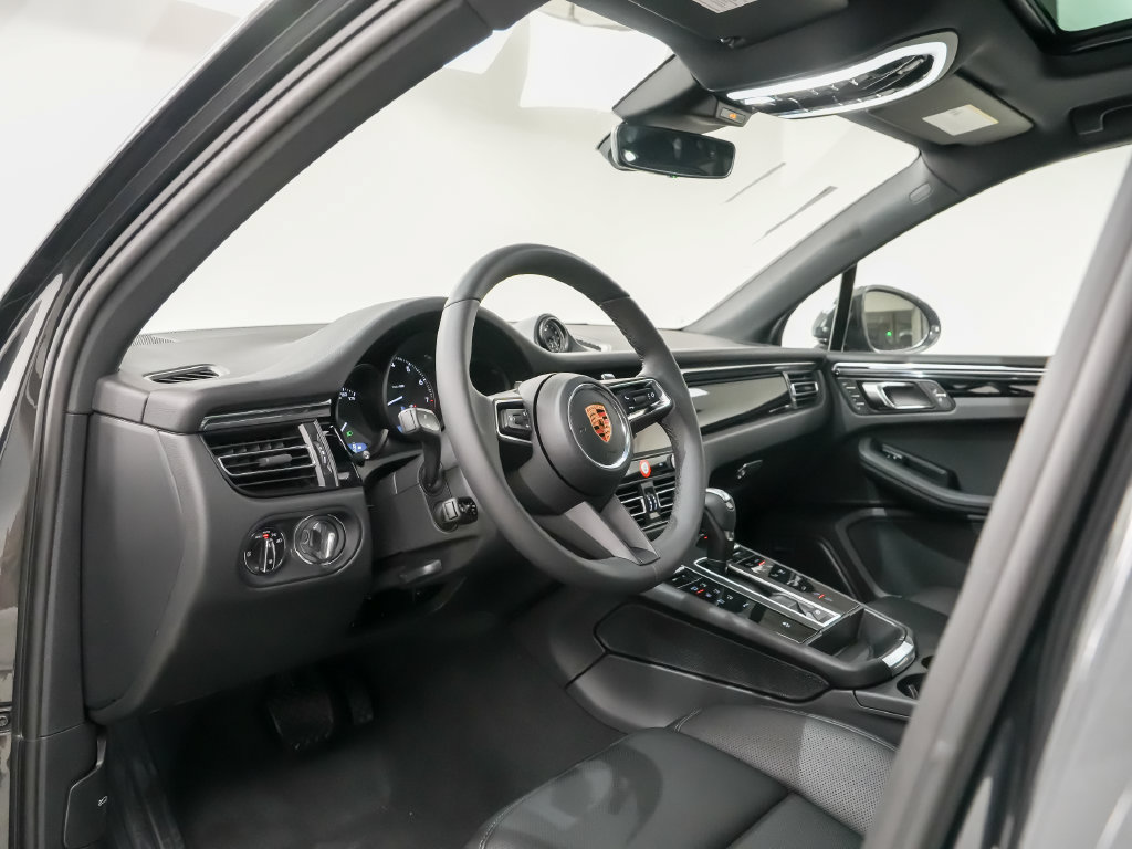Certified 2026 Porsche Macan AWD/4WD image 4