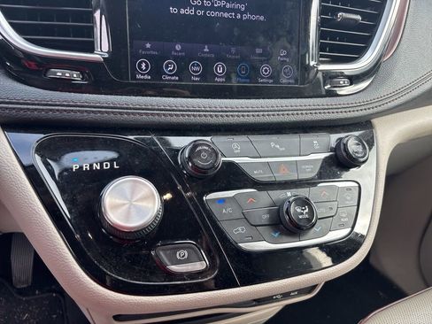 Used 2020 Chrysler Pacifica Limited FWD image 9