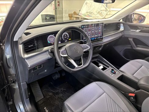 New 2026 Volkswagen Tiguan SE FWD image 7