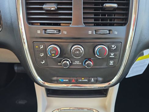 Used 2013 Dodge Grand Caravan SXT w/ UConnect Hands-Free Group FWD image 16