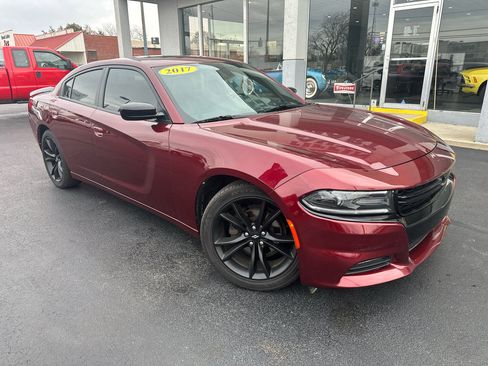 Used 2017 Dodge Charger SXT w/ Plus Group image 2