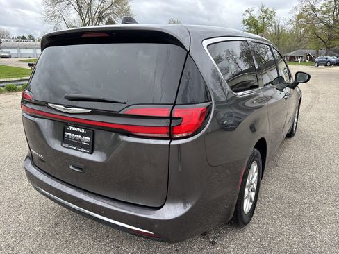 Used 2023 Chrysler Pacifica Touring-L FWD image 4