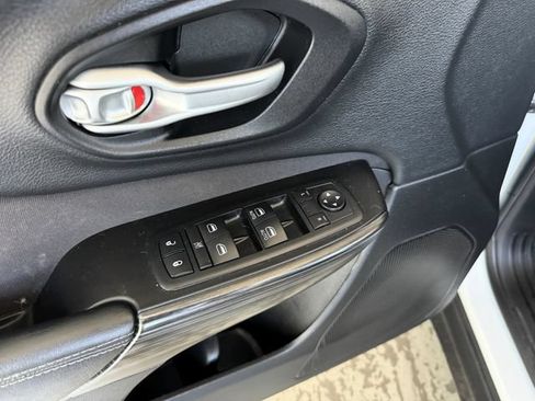 Used 2015 Jeep Cherokee Latitude FWD image 16