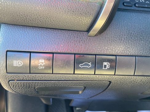 Used 2018 Toyota Camry LE image 23