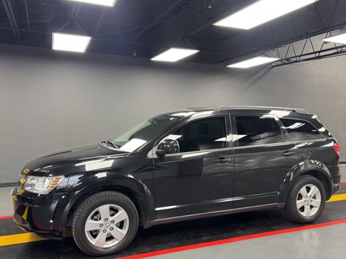 Used 2010 Dodge Journey SXT w/ Flexible Seating Group image 2