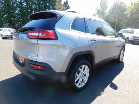 Used 2015 Jeep Cherokee Latitude image 2