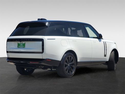 New 2025 Land Rover Range Rover Long Wheelbase SE image 4