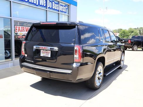 Used 2020 GMC Yukon XL Denali w/ Denali Premium Package AWD/4WD image 3