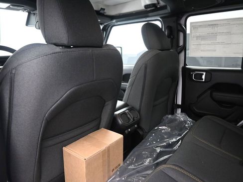 New 2025 Jeep Gladiator Sport image 14