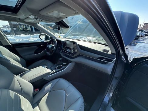 Used 2021 Toyota Highlander XLE image 15