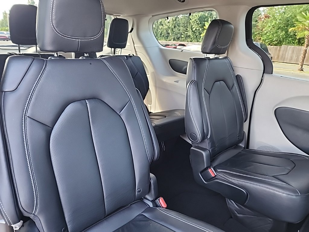 Used 2022 Chrysler Pacifica Touring-L FWD image 17
