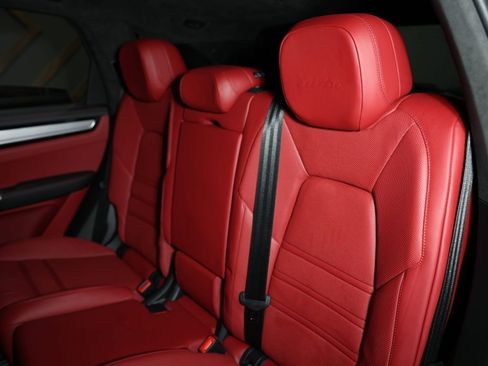 Used 2022 Porsche Cayenne Turbo image 5