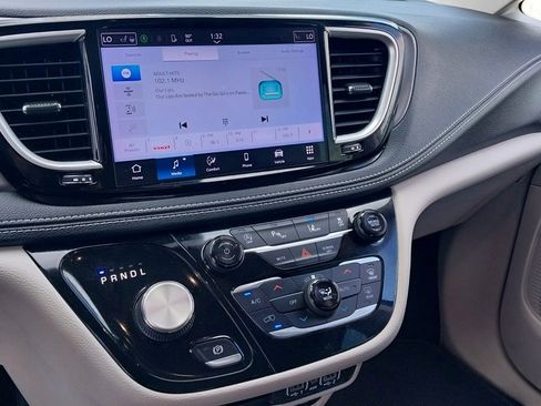 Used 2022 Chrysler Pacifica Touring-L image 26