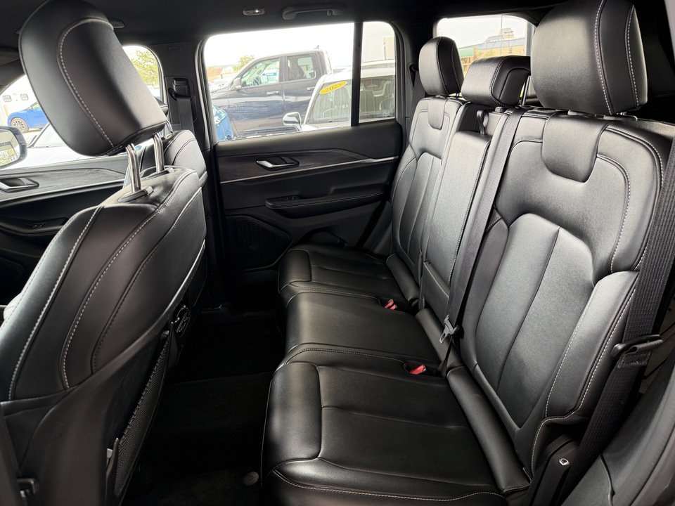 Used 2025 Jeep Grand Cherokee Limited AWD/4WD image 30