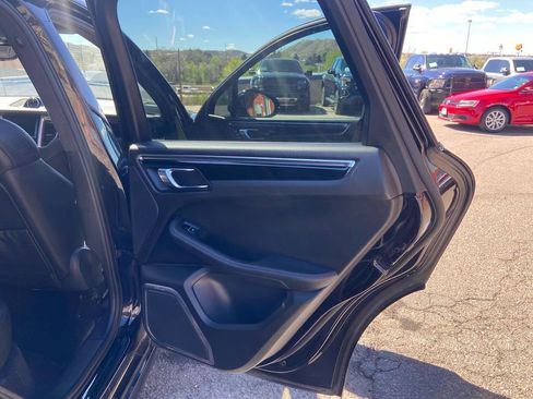 Used 2015 Porsche Macan Turbo image 31