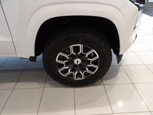 Used 2025 Chevrolet Colorado Z71 AWD/4WD image 27
