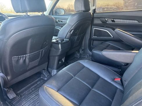 Used 2024 Kia Telluride EX w/ EX Captain's Chair Package image 11