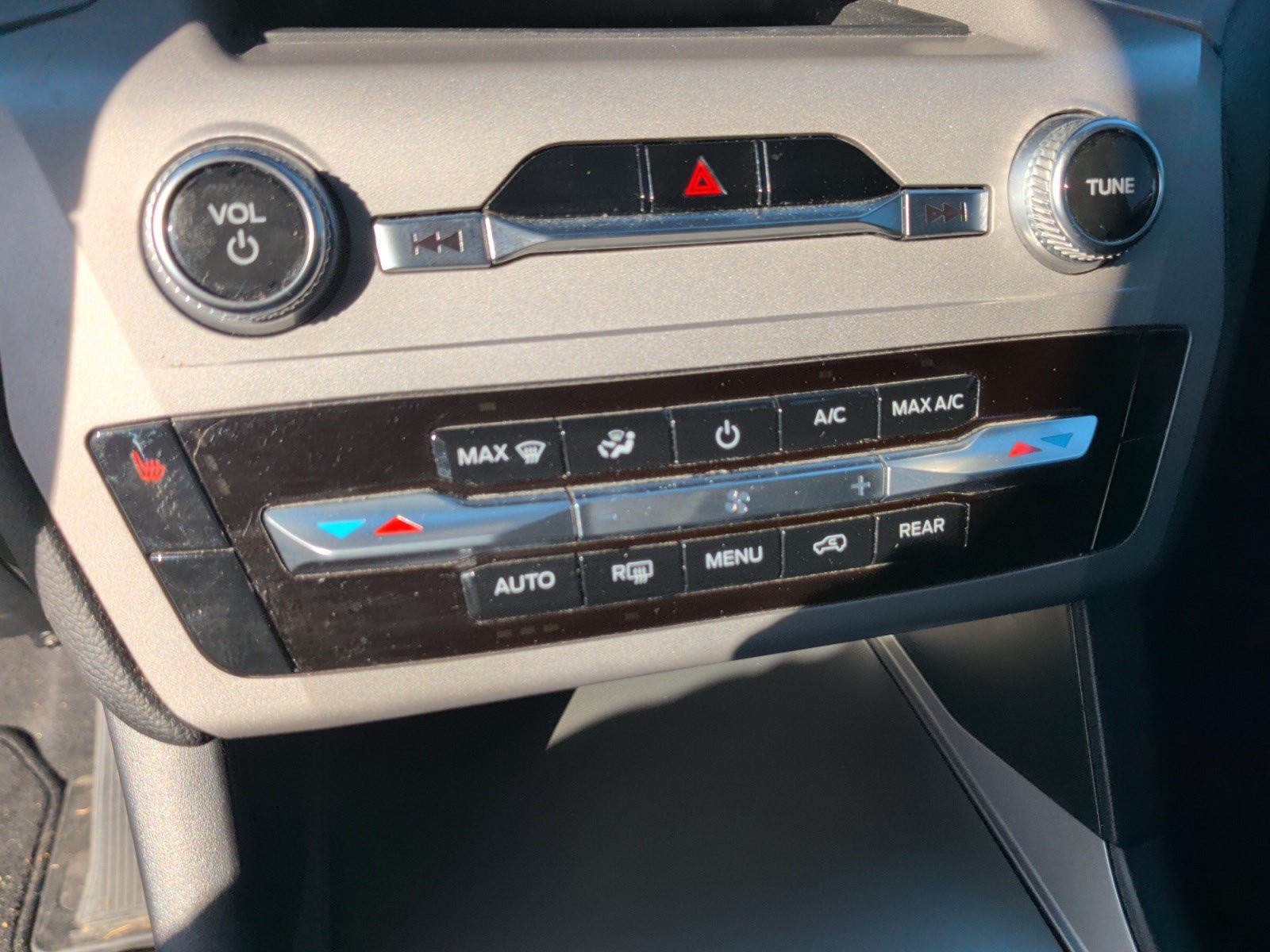 Certified 2024 Ford Explorer XLT RWD image 16