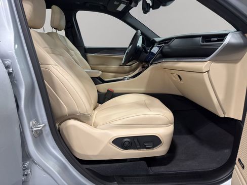 Used 2024 Jeep Grand Cherokee L Limited w/ Luxury Tech Group II image 16