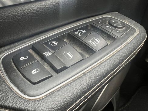 Used 2019 RAM 1500 Laramie AWD/4WD image 18