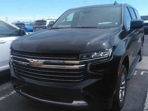 Used 2024 Chevrolet Suburban LT RWD image 2