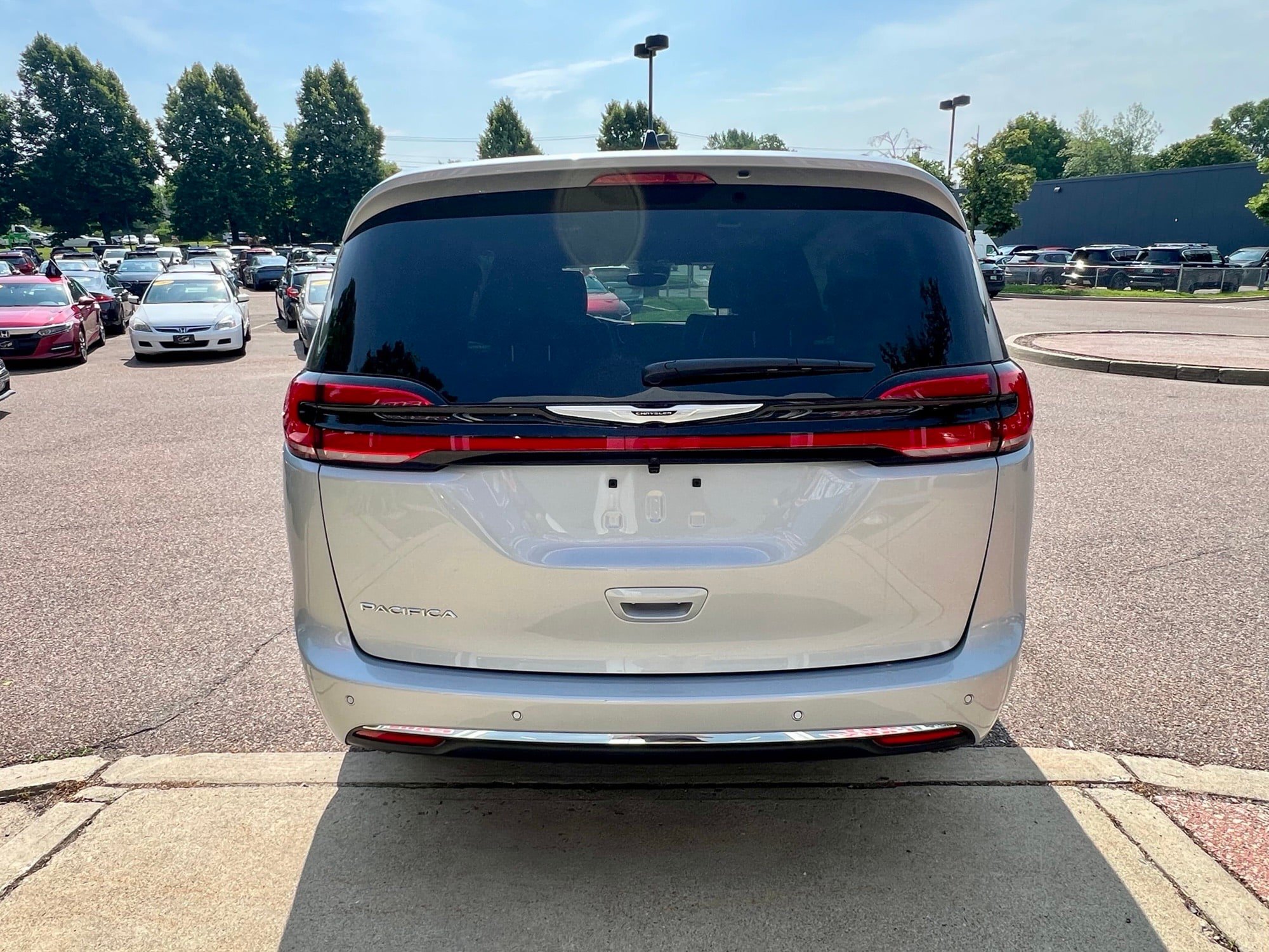 Used 2026 Chrysler Pacifica Select FWD image 6