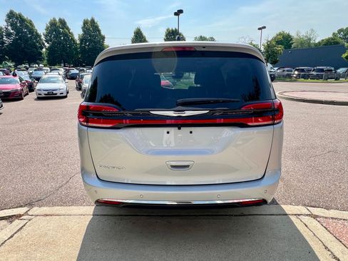 Used 2026 Chrysler Pacifica Select FWD image 6