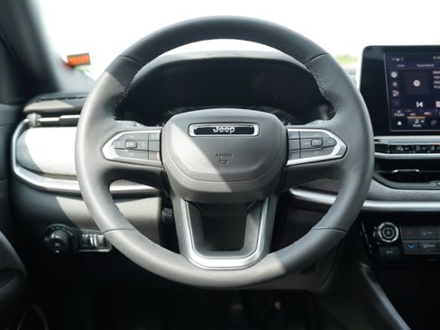 Used 2025 Jeep Compass Latitude w/ Sun & Sound Group AWD/4WD image 17