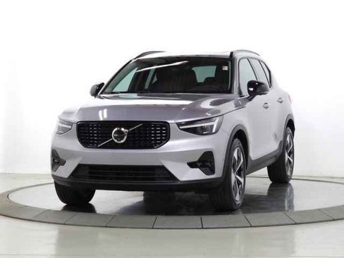 Certified 2026 Volvo XC40 B5 Plus AWD/4WD image 3
