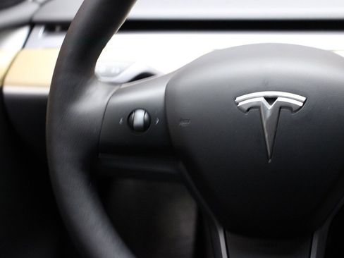 Used 2022 Tesla Model Y Long Range image 34