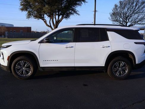 Used 2025 Chevrolet Traverse LT image 2