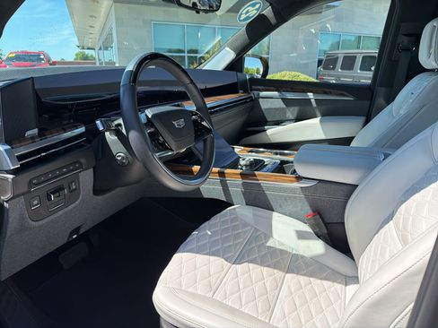Used 2025 Cadillac Escalade Sport Platinum AWD/4WD image 2