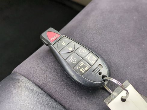 Used 2014 Chrysler Town & Country Touring-L image 43