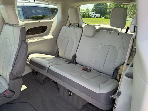 Used 2018 Chrysler Pacifica Touring-L Plus w/ Advanced Safetytec Group FWD image 16