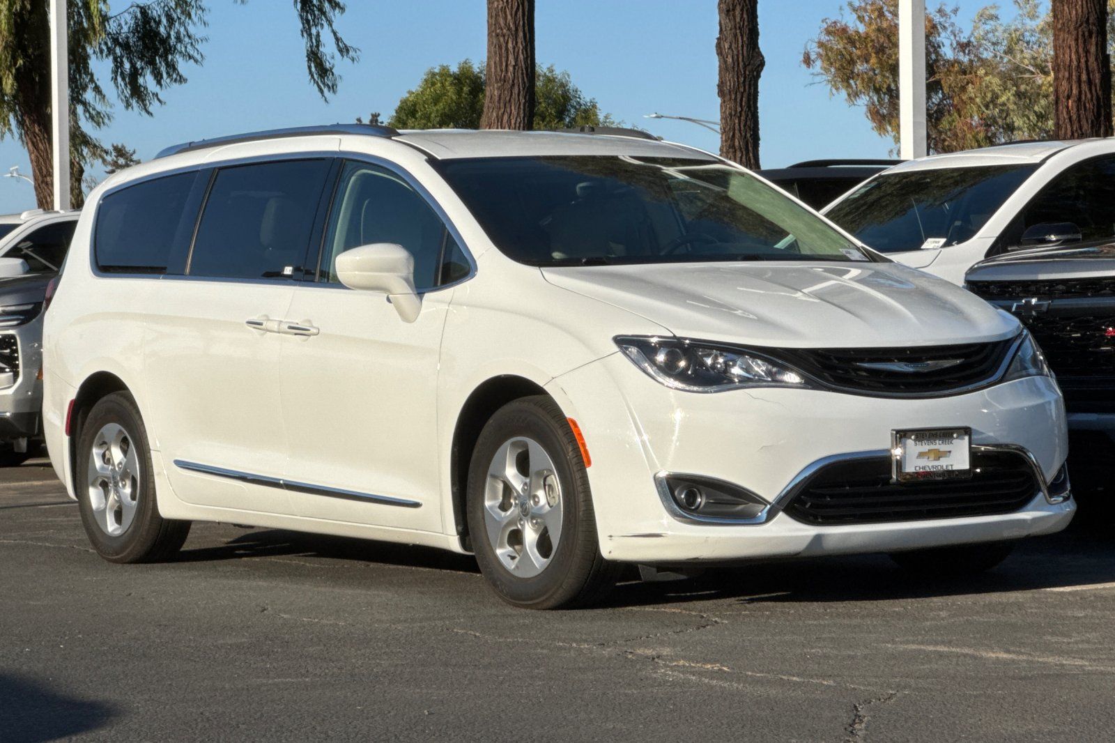 Used 2018 Chrysler Pacifica Touring-L FWD image 2