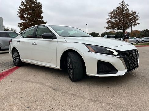 Used 2025 Nissan Altima 2.5 SV image 5
