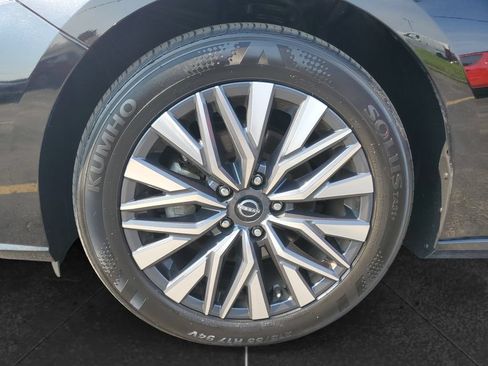 Used 2025 Nissan Altima 2.5 SV FWD image 12