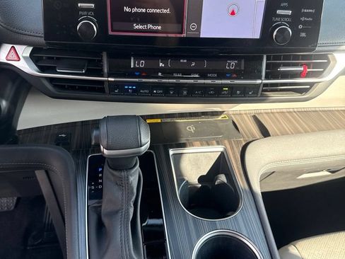 Used 2023 Toyota Sienna Limited FWD image 13