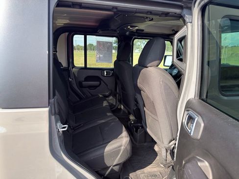 Used 2022 Jeep Gladiator Overland AWD/4WD image 29