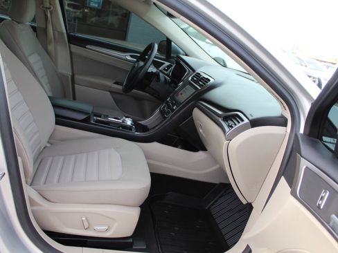 Used 2019 Ford Fusion SE image 16