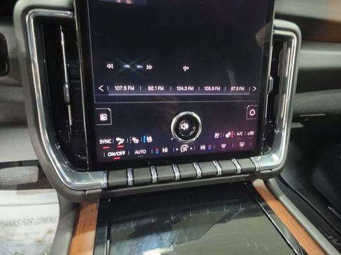 Used 2025 GMC Yukon XL Denali AWD/4WD image 15