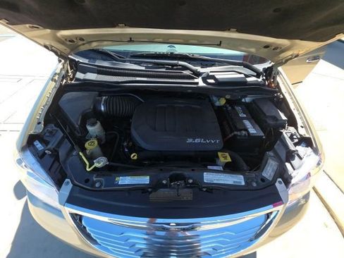 Used 2011 Chrysler Town & Country Limited image 31