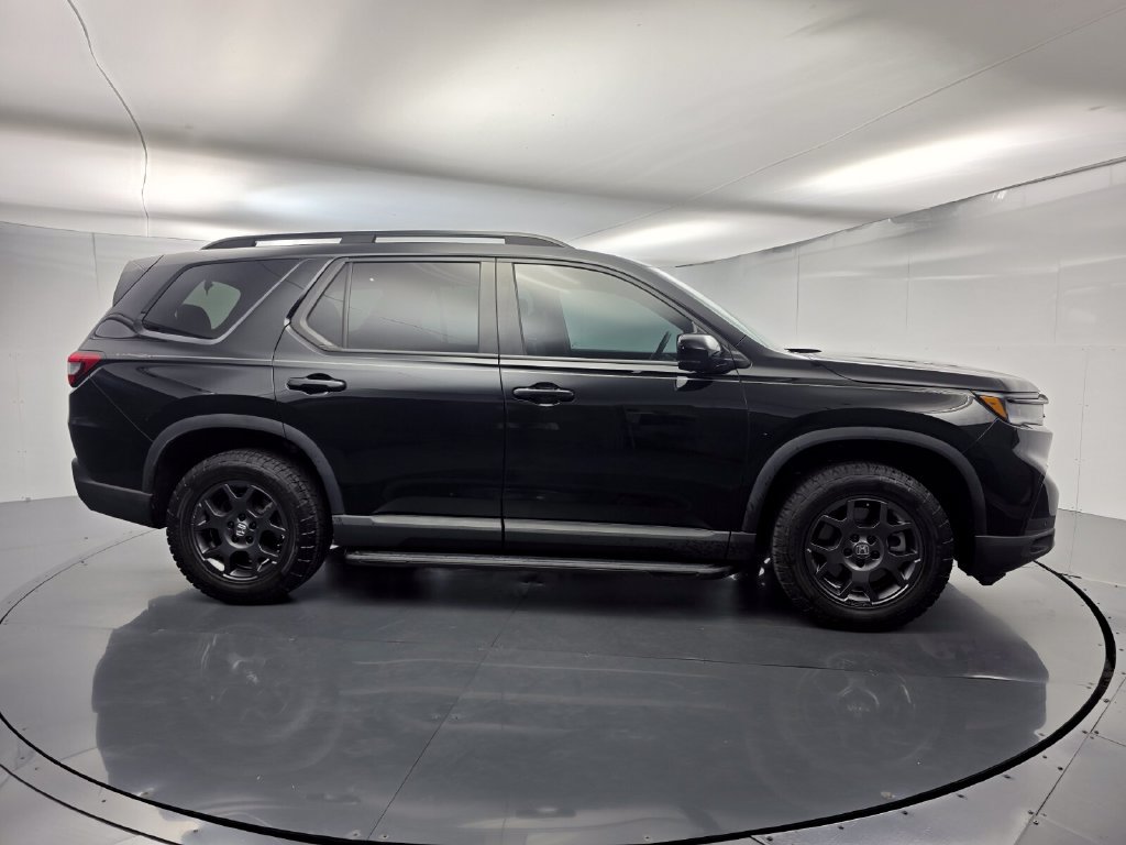 Used 2025 Honda Pilot TrailSport image 3