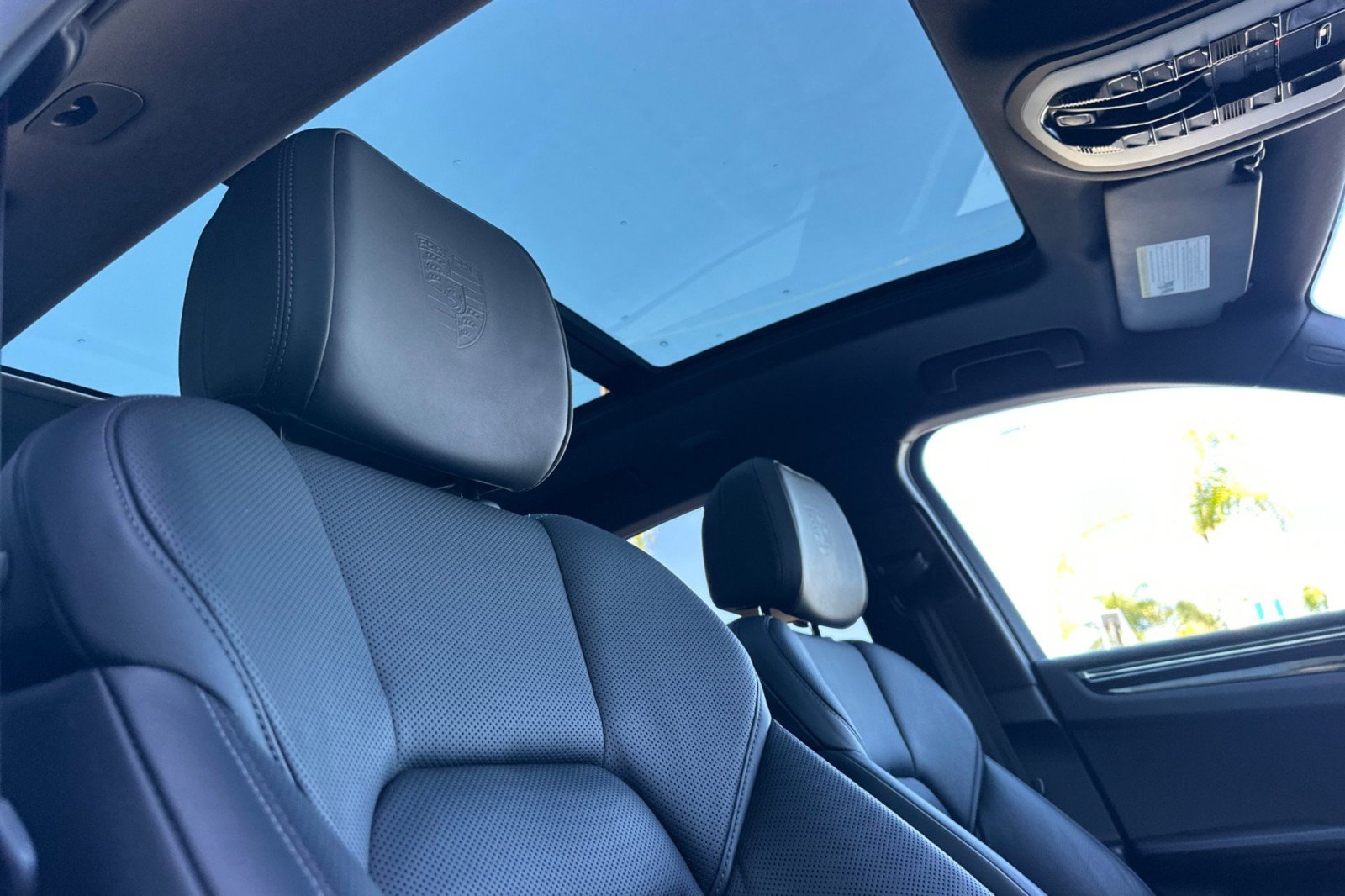 Certified 2025 Porsche Macan AWD/4WD image 17
